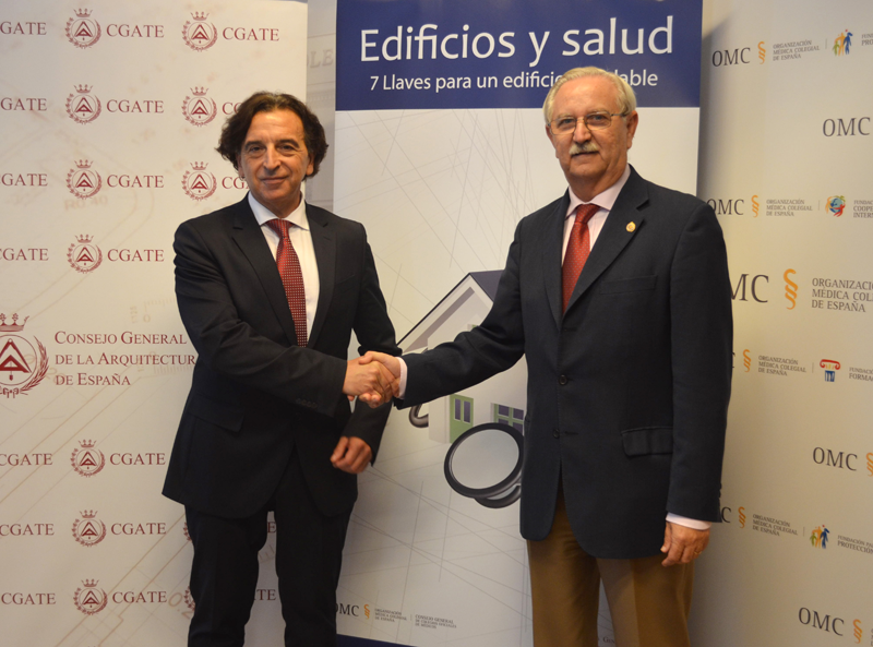 Firma del acuerdo entre ambas instituciones el pasado 1 de octubre. De izquierda a derecha: Alfredo Sanz, presidente del CGATE y Serafín Romero, presidente del CGCOM.