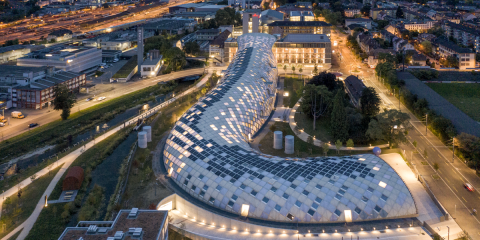 La nueva sede de Swatch en Suiza se alza en una estructura de madera sostenible y fachada con células fotovoltaicas