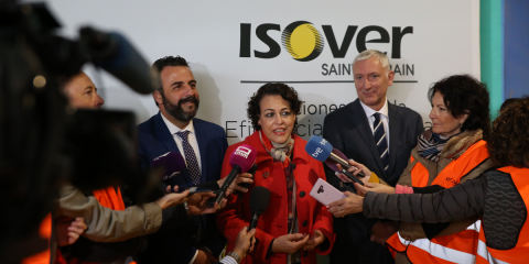 La ministra de Trabajo visita las nuevas instalaciones de la línea de producción de lana insuflada Insulsafe de Isover