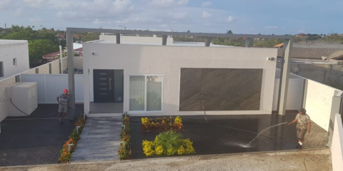 Los paneles de piedra natural de Multipanel revisten las fachadas de una promoción de viviendas en Aruba