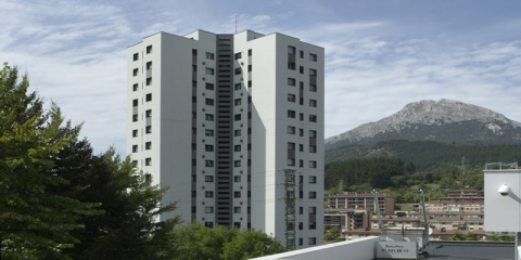 La Torre Eguzki en Arrasate/Mondragón (Guipúzcoa) estrena fachada ventilada y aislamiento térmico