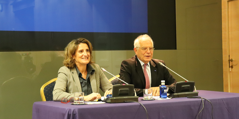 ministro de Asuntos Exteriores, Unión Europea y Cooperación en funciones josep borrell , junto a la ministra de Transición Ecológica en funciones, Teresa Ribera