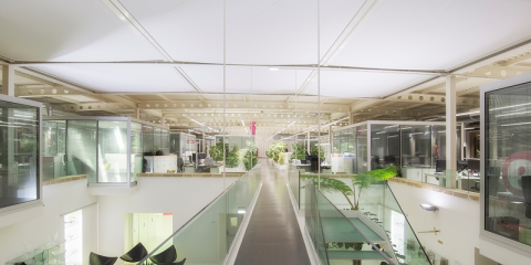 Gran ahorro energético mediante iluminación LED de Trilux en unas oficinas del sector de tecnología médica