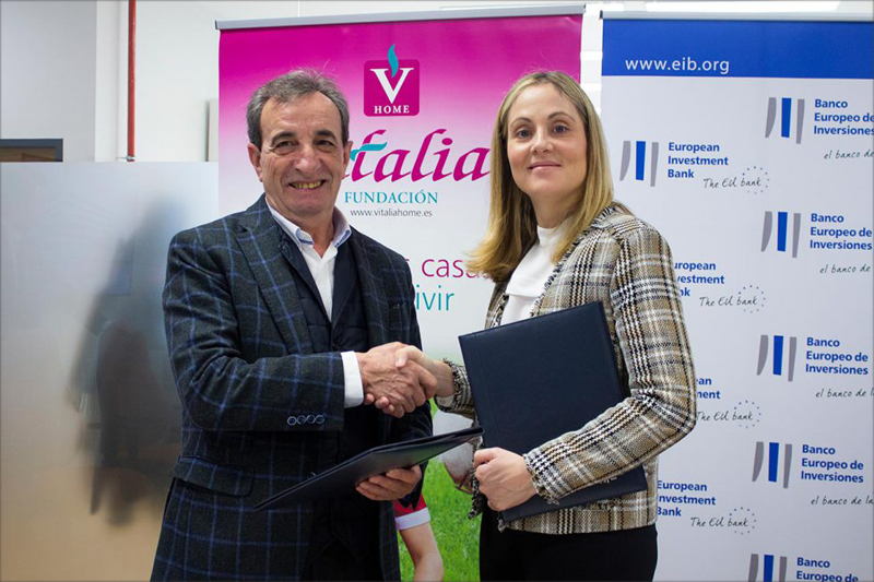 Firma del acuerdo entre la vicepresidenta del BEI, Emma Navarro, y el  CEO de Vitalia Home, Chema Cosculluela.