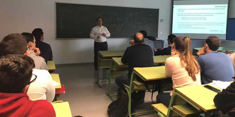 José Antonio Hurtado impartió la clase sobre el control y las patologías relacionadas con el suministro de hormigón preparado en construcción.