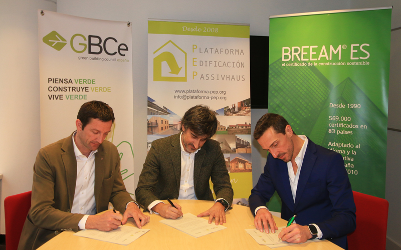 La firma del acuerdo ha sido ratificada por Bruno Sauer, director general de GBCe; Bruno Gutiérrez, presidente de PEP;  y Javier Torralba, director de BREEAM en España (de izq. a dcha.).