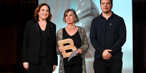El polideportivo Turó de la Peira recibe el premio Ciutat de Barcelona por su sostenibilidad e integración en el entorno