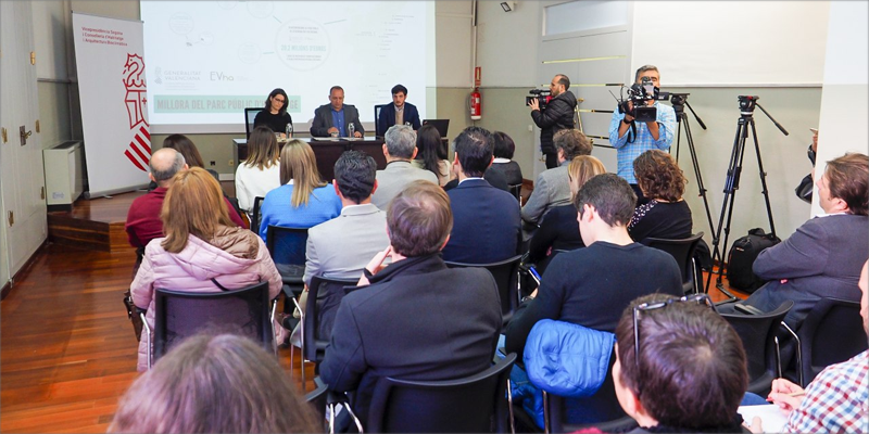 El vicepresidente segundo y conseller de Vivienda y Arquitectura Bioclimática, Rubén Martínez Dalmau, junto a la directora general de Vivienda y Regeneración Urbana, Elena Azcárraga, y el director general de (EVha), Alberto Aznar.