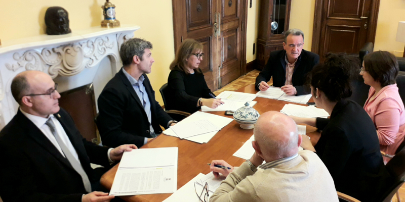 El presidente de la Diputación de Zaragoza, Juan Antonio Sánchez Quero, se reunió con el resto de agentes políticos para la firma de la declaración.