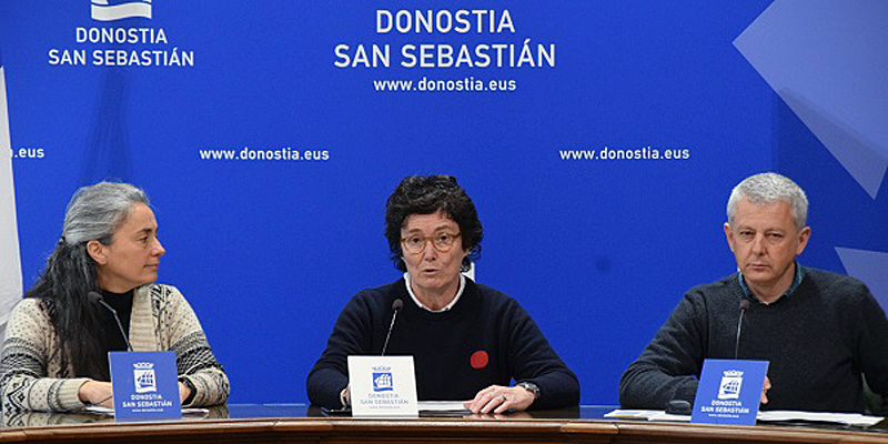 La concejala de Urbanismo, Nekane Arzallus, y el director de la Entidad Pública Empresarial de Vivienda Donostiako Etxegintza, Rafael Farias.