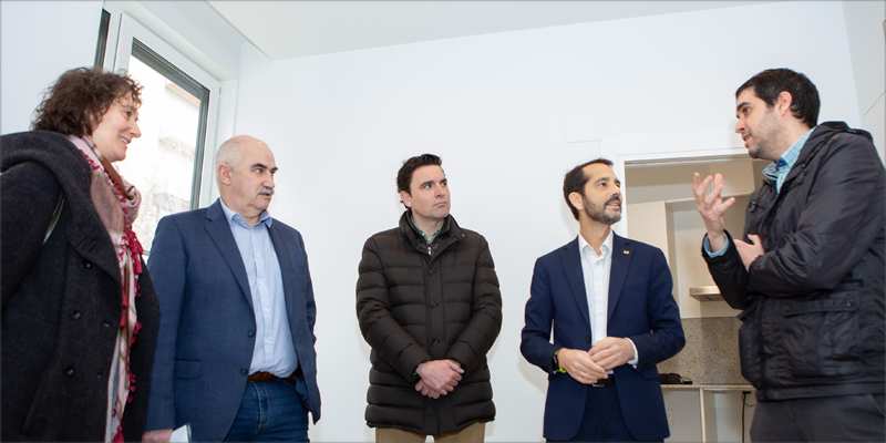  De izquierda a derecha: Inés Francés (ANADP), José María Aierdi; Alberto Bayona (Nasuvinsa) y Manuel Arellano, en el salón de la vivienda (COCEMFE Navarra).