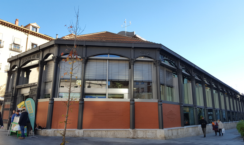 Una nueva fachada acristalada multifuncional integrada en la estructura de acero original de 1882 en el mercado del Val en Valladolid. Foto: Javier Antolín Gutiérrez (CARTIF).