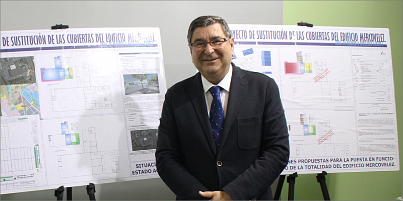El alcalde de Vélez-Málaga, Antonio Moreno Ferrer, junto a la presentación del proyecto de rehabilitación de Mercovélez.