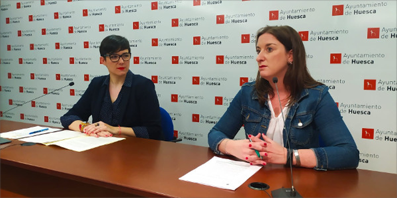 La concejala de Urbanismo del Ayuntamiento de Huesca, María Rodrigo (derecha), junto a la directora general de Vivienda y Rehabilitación, Verónica Villagrasa (izquierda)+, durante la presentación de las bases.