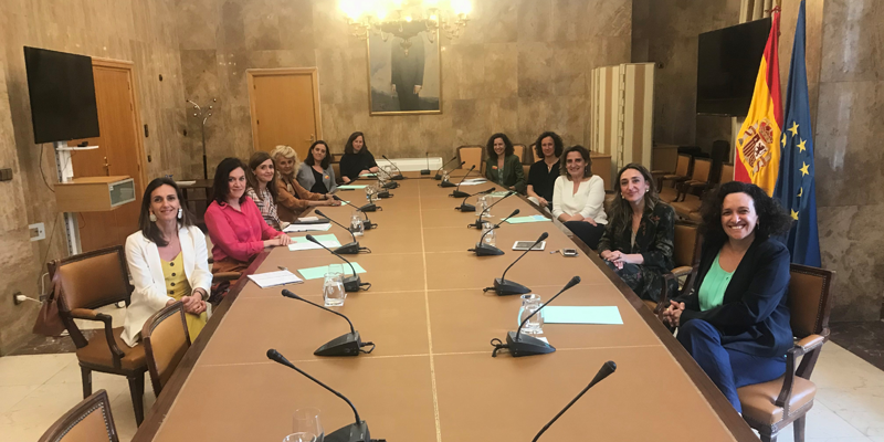 La Junta Directiva de Women Action Sustainibility durante su reunión con Teresa Ribera, vicepresidenta y ministra de Miteco.