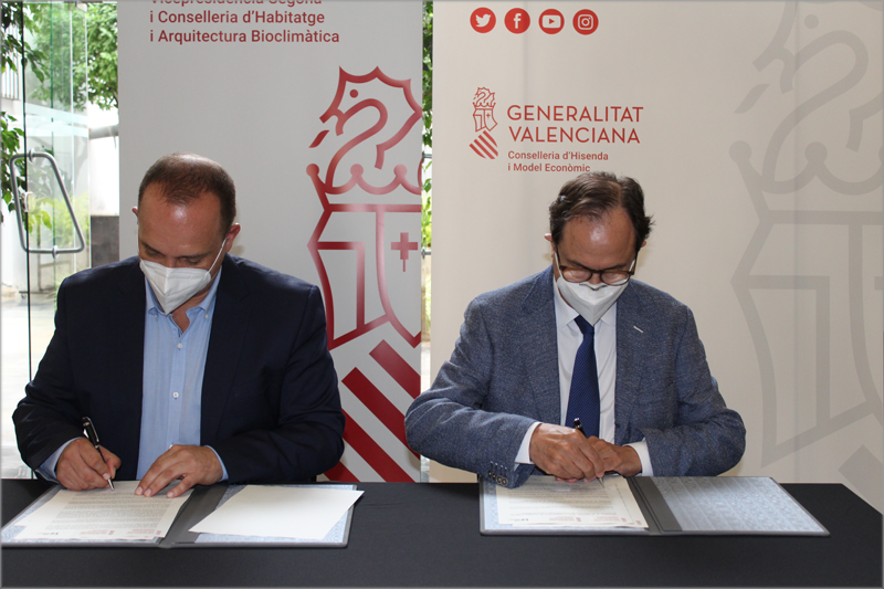 Firma del acuerdo entre el conseller de Vivienda y Arquitectura Bioclimática, Rubén Martínez Dalmau, y el conseller de Hacienda y Modelo Económico, Vicent Soler.