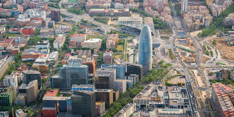 El acuerdo entre el Ayuntamiento de Barcelona y el BEI promoverá la regeneración urbana mediante inversiones en eficiencia energética e infraestructuras sociales.