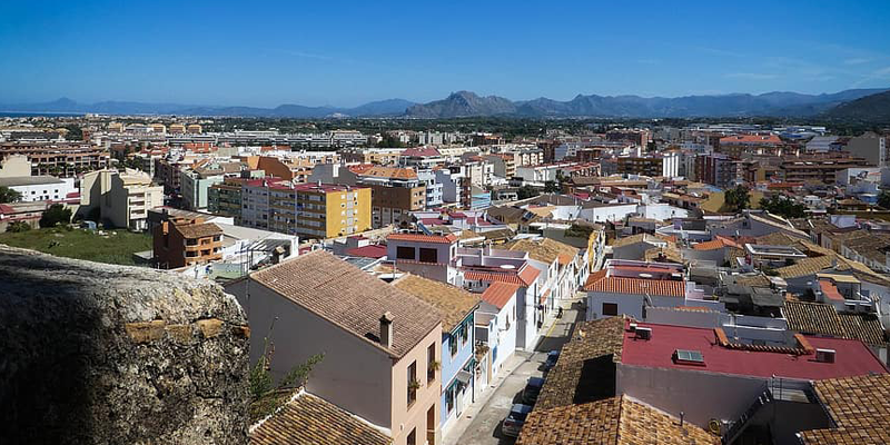 Dénia, elegida para la puesta en marcha de una de las futuras oficinas de vivienda XALOC de la Generalitat