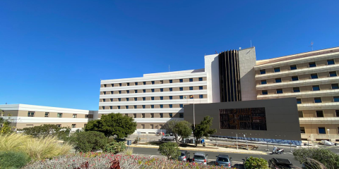 Instalación de fachada ventilada en el Hospital Juan Carlos I en Las Palmas de Gran Canaria