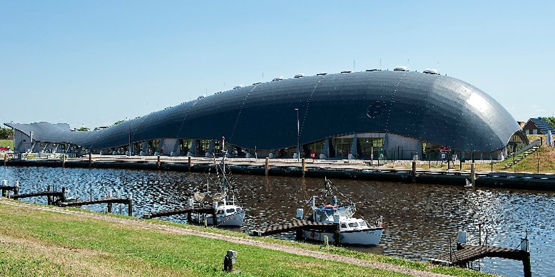 Parque de juegos familiar en Friedrichskoog, Alemania, cuya cubierta se ha instalado con el sistema de impermeabilización Evalon.