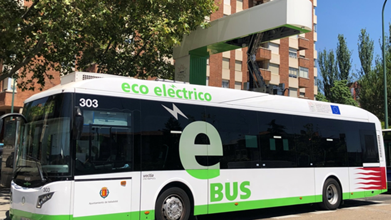 Autobús eléctrico con carga con pantógrafo en Valladolid