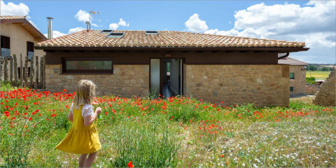 Kömmerling participa en la transformación de un cobertizo en una vivienda rural eficiente