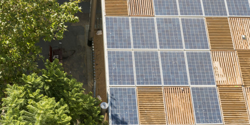 fotovoltaica en cubierta de edificio