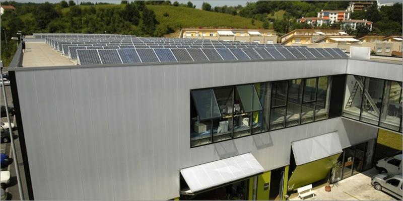 edificio con cubierta con paneles solares