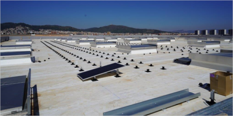 Impermeabilización y aislamiento de Soprema en la cubierta de una nave industrial en Viladecans