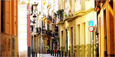 La Generalitat Valenciana busca soluciones para ampliar espacios exteriores en edificios de viviendas