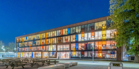 Los vidrios de colores de AGC se incorporan al Groene Hart Lyceum en Holanda