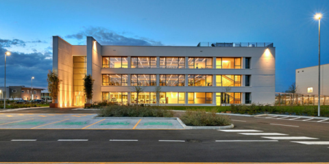 Iluminación de Trilux en la nueva sede de Macron SportSwear en Italia con certificación BREEAM