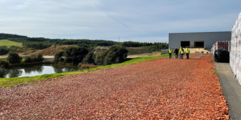 Tejas Verea muestra la restauración medioambiental de su antigua cantera