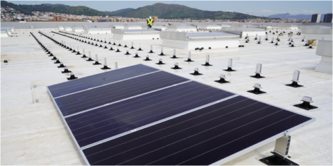 Soluciones de impermeabilización e instalación de paneles fotovoltaicos de Soprema para cubiertas