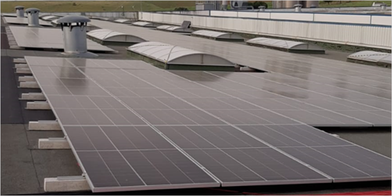 Instalación de paneles solares en la fábrica de Guadalajara de Danosa