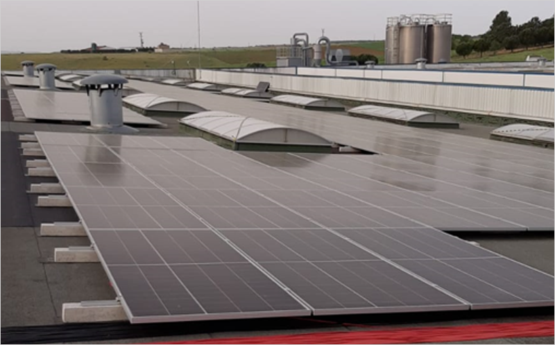 Instalación de paneles solares en la fábrica de Guadalajara de Danosa