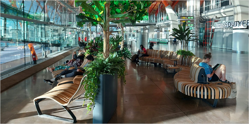 Zona de espera con mobiliario sostenible en la Terminal T4S