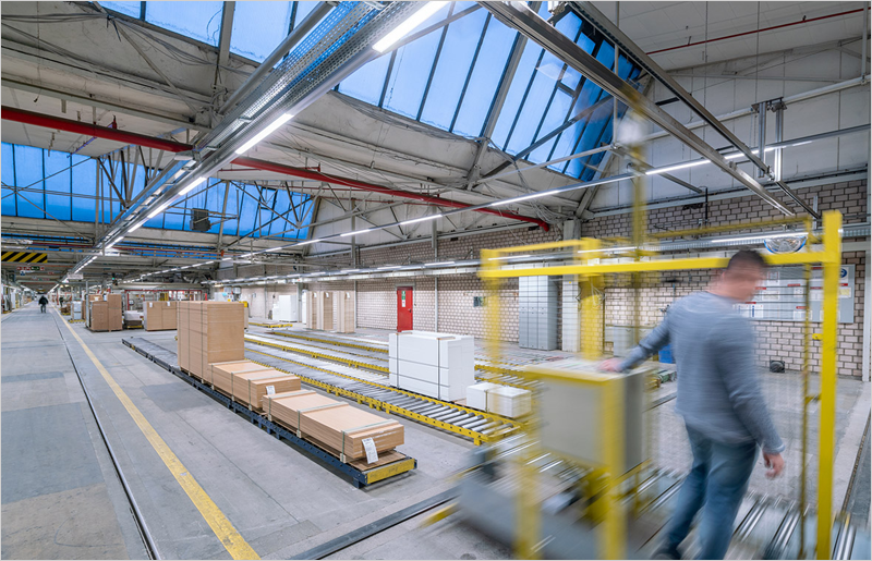 Soluciones de iluminación LED de Trilux en la sede central de Rauch Möbelwerke