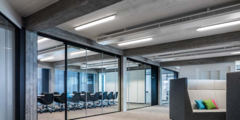 Alta eficiencia energética con la nueva luminaria de Trilux que se adapta a todos los espacios