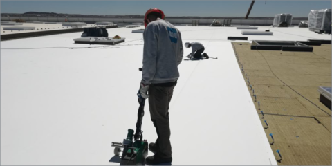 El sistema EverGuard TPO Extreme de BMI se instala en la cubierta plana de una nave de Badajoz