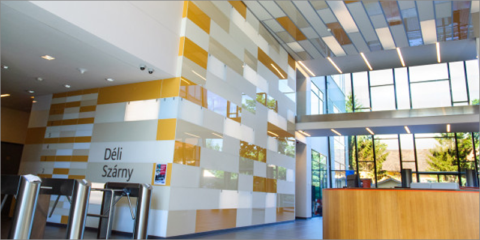 El vidrio lacado Lacobel de la compañía AGC se incorpora al edificio Allianz HQ en Budapest