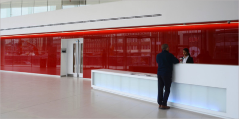 El vidrio lacado Lacobel de AGC se incorpora al edificio de oficinas One Central Square en Cardiff