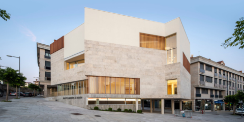 Los cerramientos de aluminio de Technal garantizan el confort térmico de la Biblioteca Municipal de Nigrán