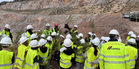 Cerca de un centenar de alumnos participan en la restauración de la cantera de Cemex en Begues