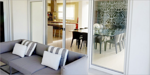 La mosquitera plisada de 18 mm de Persax protege cualquier estancia sin renunciar a la ventilación