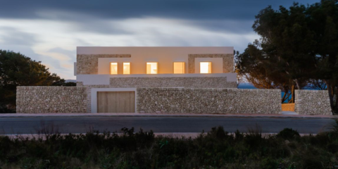 Correderas Lumeal de Technal para lograr la integración de los espacios de una vivienda en Menorca