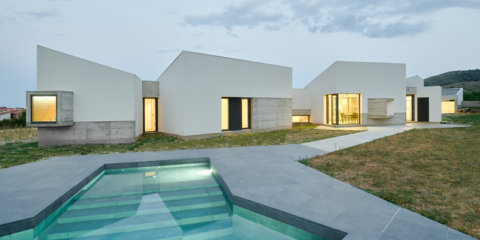 Pavimento cerámico de Gres Aragón-Faveker para conectar los espacios de una vivienda en Litago