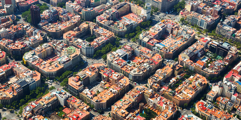 Mitma firma tres acuerdos con Cataluña para rehabilitar 1.933 viviendas en la ciudad de Barcelona con 17,8 millones de euros