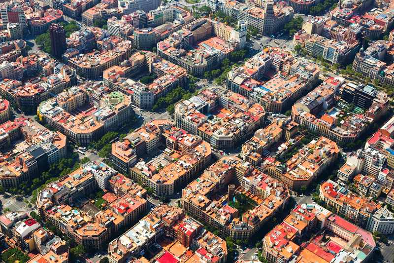 Mitma firma tres acuerdos con Cataluña para rehabilitar 1.933 viviendas en la ciudad de Barcelona con 17,8 millones de euros