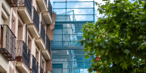 Acuerdo para rehabilitar 919 viviendas públicas en 13 entornos residenciales de Cataluña